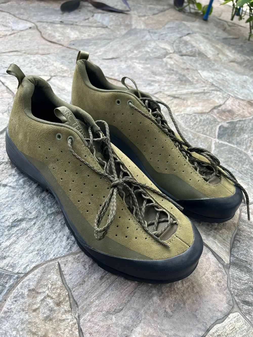 Arc’teryx Konseal AR Men’s 9 Olive Green Approach Shoes Vibram NEW